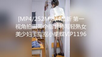 身材完美的女神尤物，露脸出境陪狼友深夜发骚，淫声荡语听指挥圆润的骚奶子，逼逼里塞着道具震动自慰好骚啊