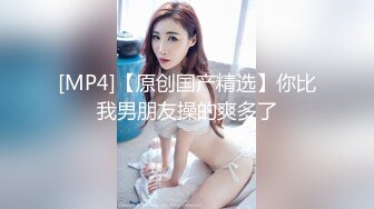 长相甜美妹子穿上连体网袜3P啪啪，特写大黑牛玩弄粉穴边后入边口交，妹子玩的很开心非常诱人